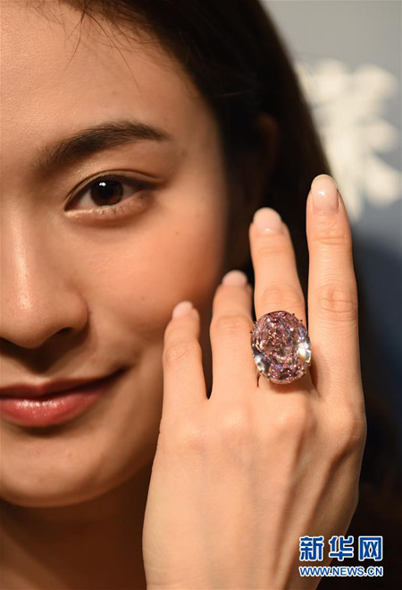“粉红之星”钻石在香港拍出天价 刷新全球宝石纪录