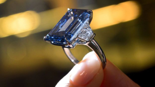 “粉红之星”钻石在香港拍出天价 刷新全球宝石纪录