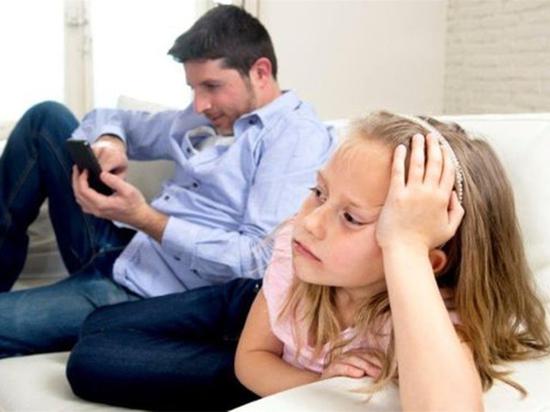 英国调查：父母迷恋手机破坏家庭生活
