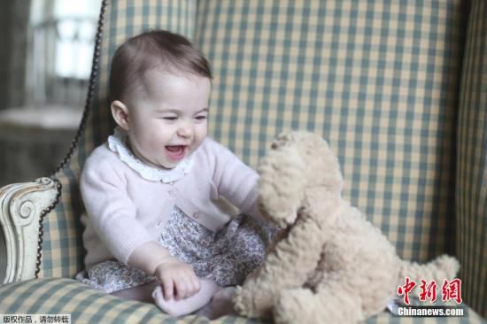 夏洛特公主满两岁啦！王室发布最新萌照（图）