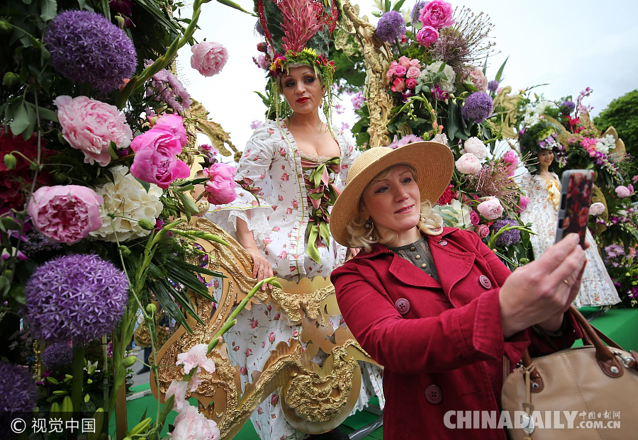 圣彼得堡民众化身“花仙子” 庆祝“俄罗斯日”（组图）