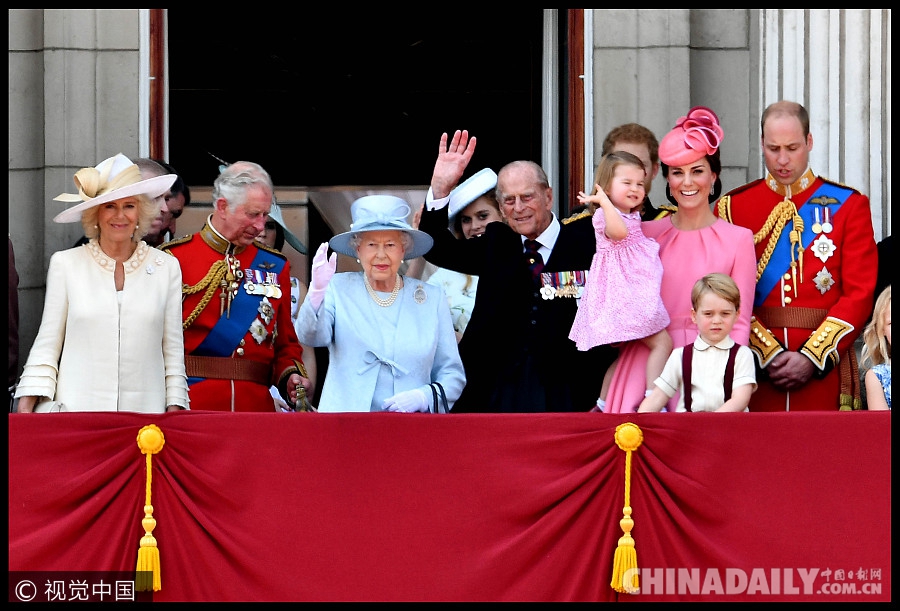英国举行皇家阅兵仪式 庆祝女王91岁官方生日（组图）