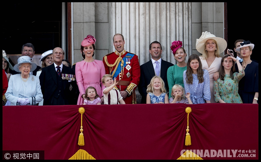 英国举行皇家阅兵仪式 庆祝女王91岁官方生日（组图）