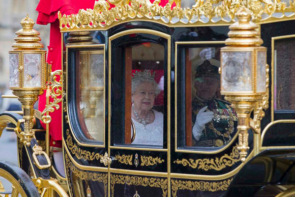 国会开幕大典上女王戴“欧盟旗帜”帽子，英国网友坐不住了