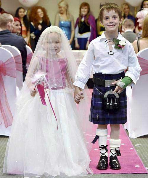 好暖心!英国患癌女童嫁给好友 办童话婚礼
