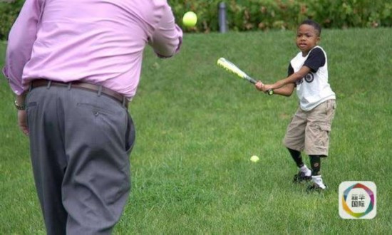 全球首例移植双手儿童实现棒球梦