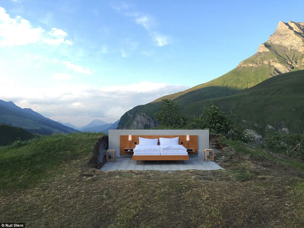 仅有一张床的阿尔卑斯露天酒店