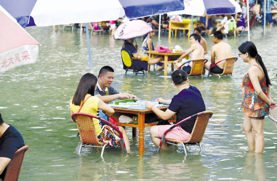 酷暑难耐 都江堰市民玩起“水上麻将”