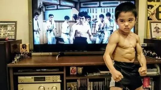 老外在中国：格斗孤儿用拳击与命运抗争