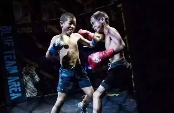 老外在中国：格斗孤儿用拳击与命运抗争