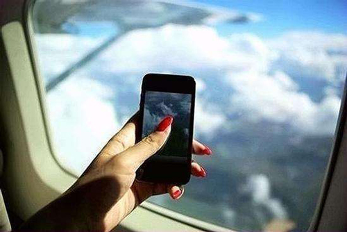 中国民航局宣布一件大事！飞机上将可以玩手机了！