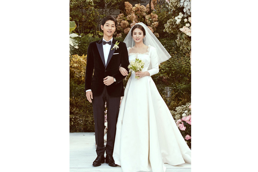 “双宋”在首尔举办婚礼 甜蜜照片回顾（组图）