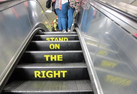 老外在中国：自动扶梯有必要左行右立吗？