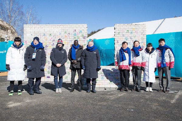 “奥林匹克休战墙”在平昌奥运村揭幕