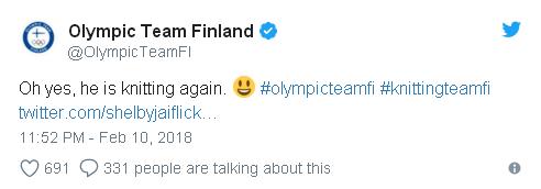 真淡定！芬兰教练冬奥赛场打毛线 四年前索契他就这么干