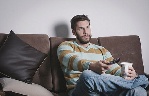 研究：男性长期看电视更易患肠癌
