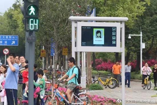 闯红灯就被喷水雾 这款神器能治好中国式过马路吗？
