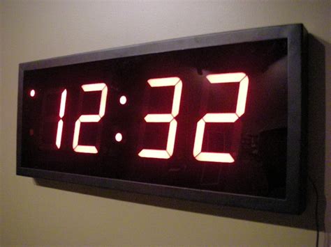 英国中学考场要换数字时钟，只因学生看不懂指针钟表