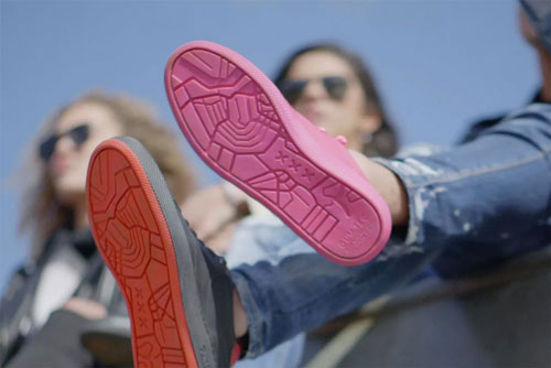 荷兰推出可以穿的口香糖球鞋 鞋底由回收的口香糖制成