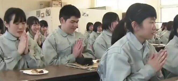 日本高中开另类生命课 让学生亲手养鸡再宰了