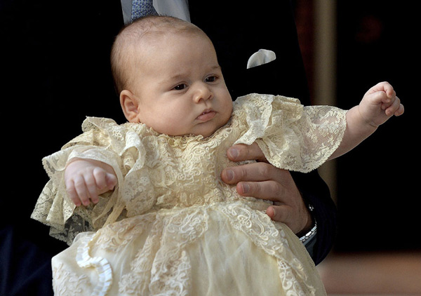 英国路易小王子受洗 威廉凯特请宾客吃七年前的婚礼蛋糕