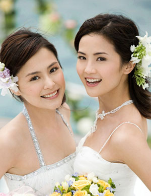 Hong Kong pop duo Twins shot 'wedding' pictures in France. Twins, a Hong Kong-based female Cantopop duo created in the summer of 2001 by Albert Yeung's Emperor Entertainment Group (EEG), is made up of two young ex-models, Charlene Choi Cheuk-Yin (蔡卓妍) and Gillian Chung Yan-Tung (钟欣桐), who by birth is originally Chung Ka-Lai. (Cri.cn)