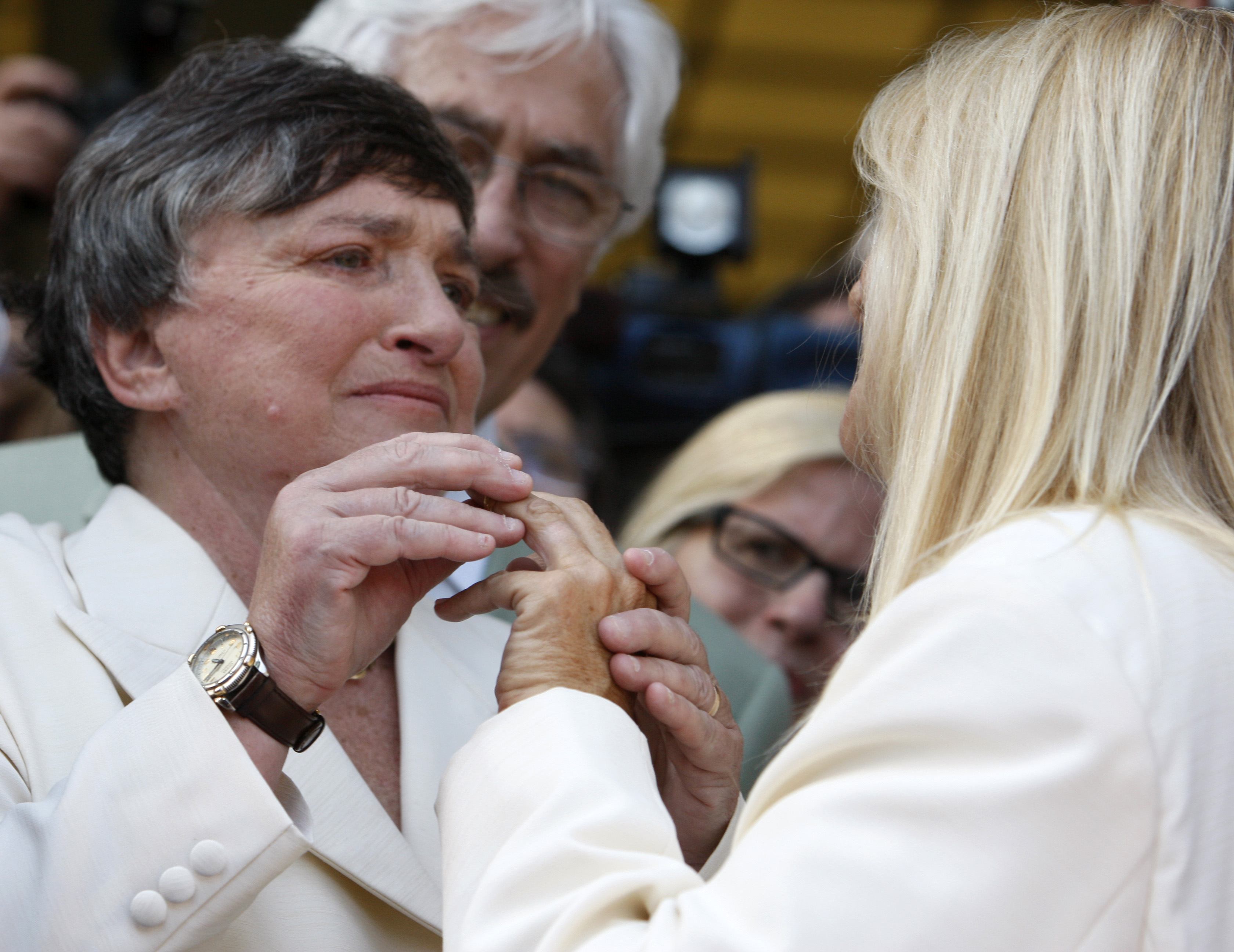 Gay couples wed in Calif.