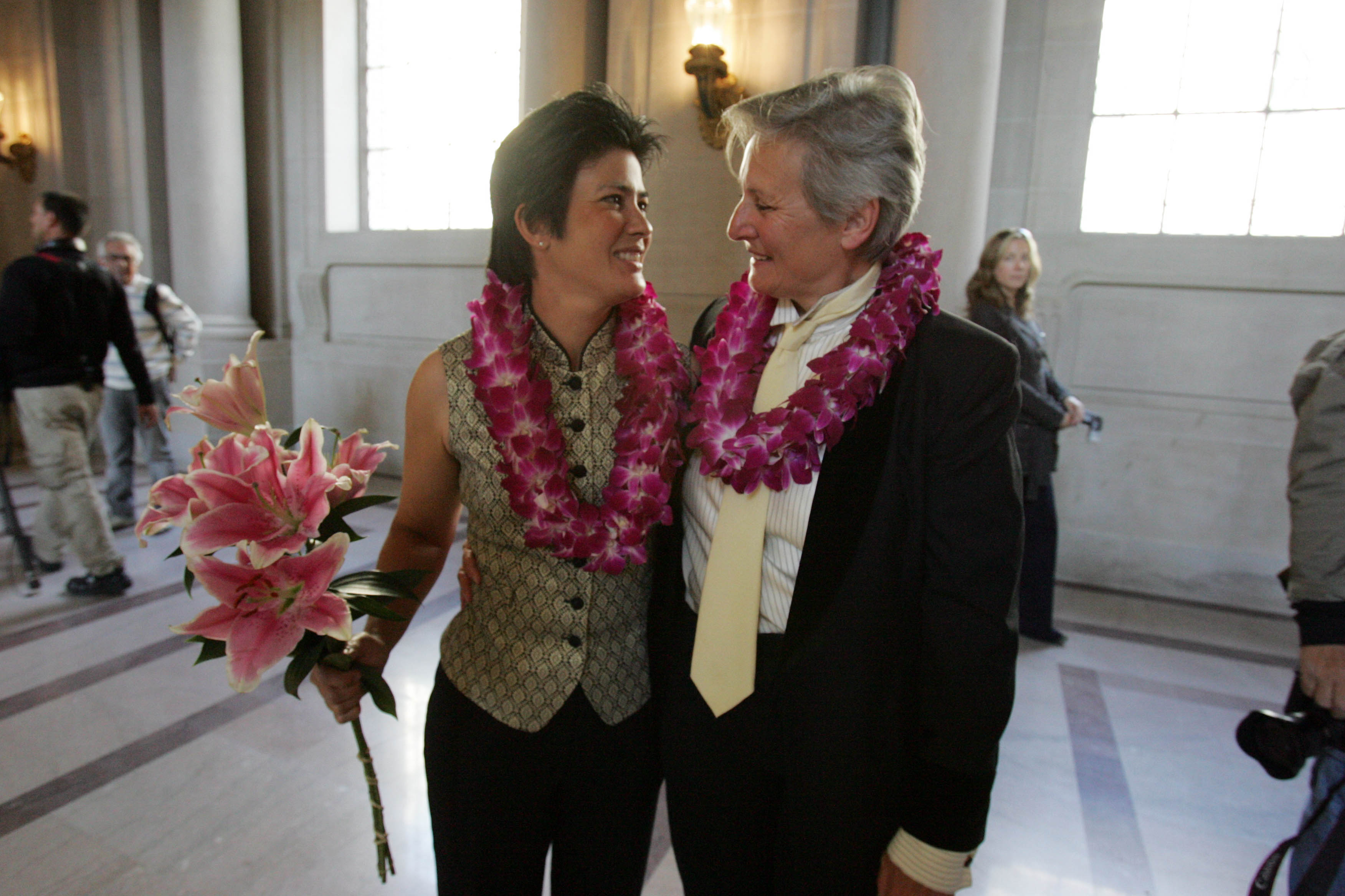 Gay couples wed in Calif.