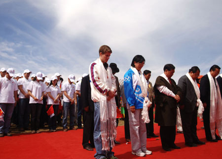Torch relay passes along Qinghai