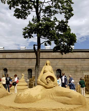 Int'l sand sculpture festival in St.Petersburg
