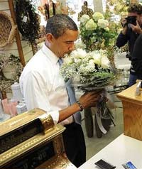 奥巴马买玫瑰送妻子 庆结婚纪念日
