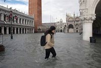威尼斯发大水 酒店打雨靴促销牌