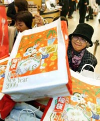 日本：新年抢购“幸运包”