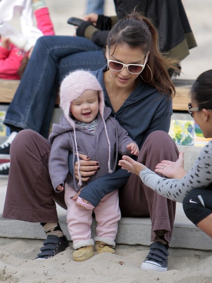 Jessica Alba spends day with daughter at park