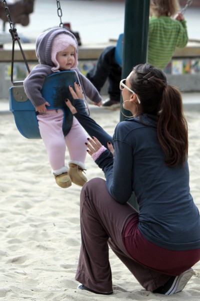 Jessica Alba spends day with daughter at park