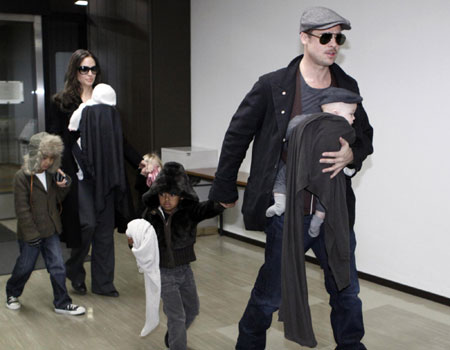 Pitt and Jolie take twins along on Tokyo trip
