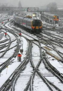 大雪来袭 英国城市生活瘫痪