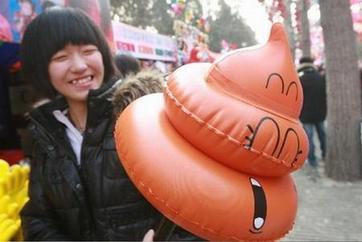 'Cow dung' hot for New Year<BR>'牛粪'玩具热销庙会(图)