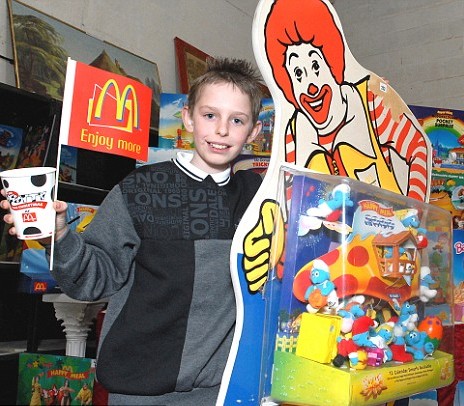 Boy sells McDonald's set <BR>英'麦当劳迷'拍卖藏品