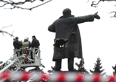 Bomb damages Lenin statue<BR> 列宁铜像被炸大洞(图)