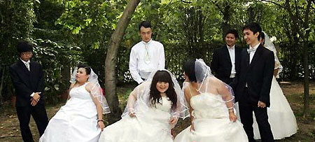 Obese girls hold group engagement in Guangzhou
