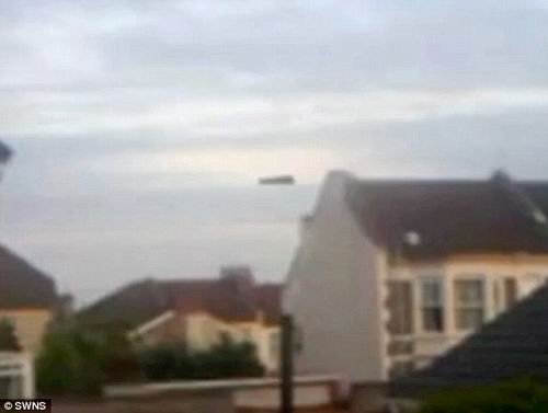英国惊现神秘UFO 无声盘旋飞过居民区