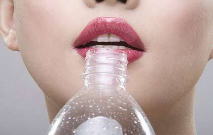 长期饮用塑料瓶装水使人“不男不女”？