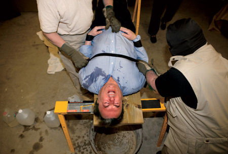 Interrogation offer for Bush <BR>议员出钱给布什'用水刑'