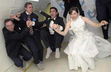美国新人举办世界首场“失重婚礼”