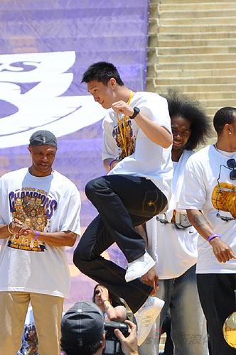 Sun shines at Lakers party <BR>湖人办庆典孙悦秀功夫