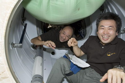 日本宇航员太空试穿除臭内衣-英语点津