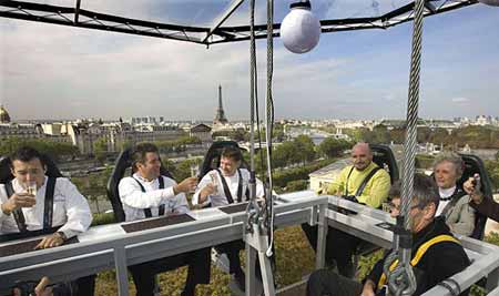“空中餐厅”亮相法国巴黎