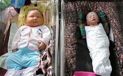 印尼妇女产下16斤超大男婴