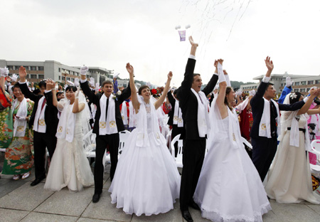 Mass wedding of 5,000 couples in South Korea